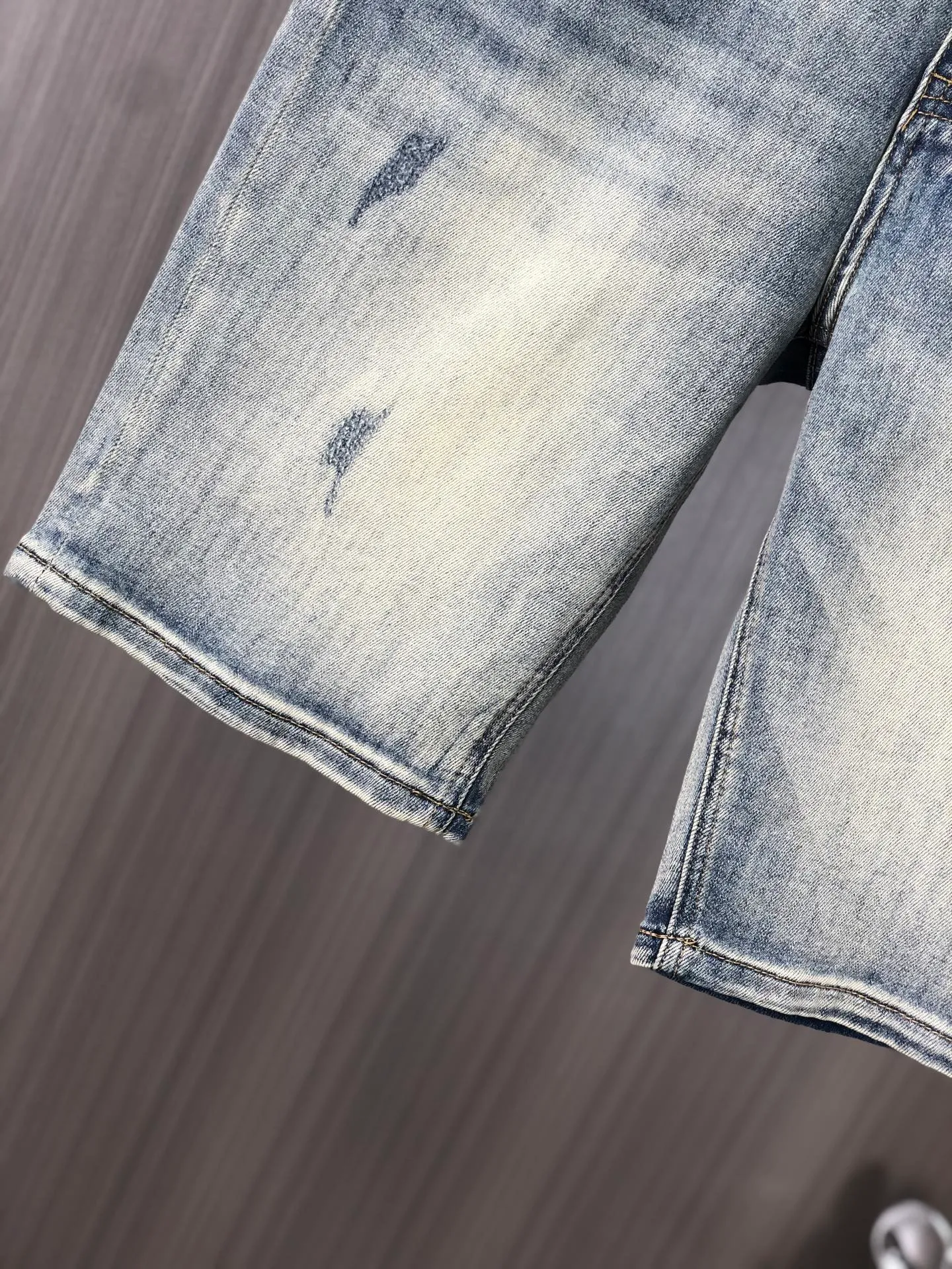 P220 chrome hearts denim shorts, the latest new men's jeans for spring and summer 2025! Heavy-duty washed denim fabric, customized fabric is softer and more comfortable than ordinary denim fabric! Ultra-heavy industrial washing process and double process washing. The entire pair of pants has a comfortable feel, top-notch fineness and breathability. All hardware brand logos are custom-made, and the materials are selected with the best attributes. The elasticity of the fabric is very good and the comfort is great! The low-key design style is simple and elegant. Yardage: 28-38 (no 35.37)